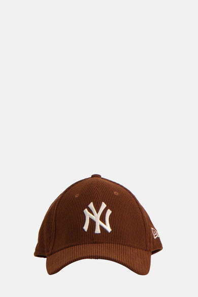 Casquette brune de NEW ERA, avec un logo Yankees blanc et une texture velours côtelé.