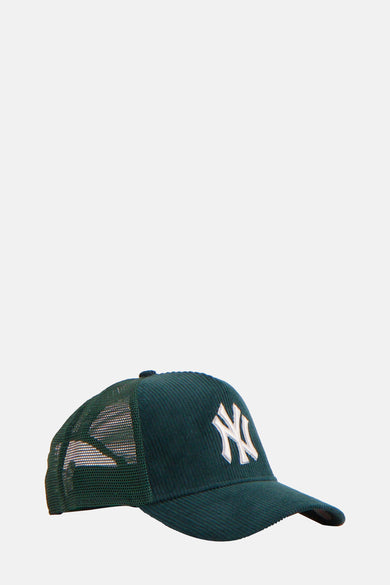 Casquette verte de NEW ERA, avec le logo NY blanc sur l'avant, et mesh à l'arrière.