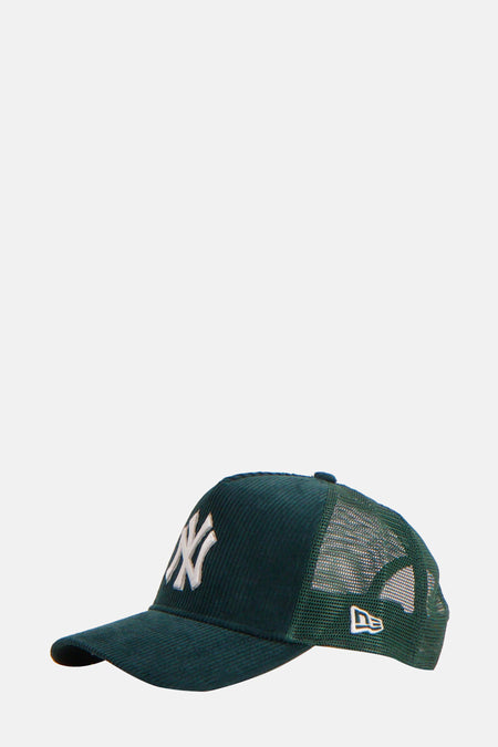 Casquette verte de NEW ERA, avec le logo New York Yankees brodé en blanc à l'avant et un dos en mesh.