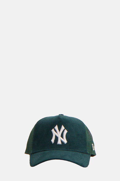 Casquette verte de NEW ERA, avec le logo des Yankees en blanc et en tissu corduroy.