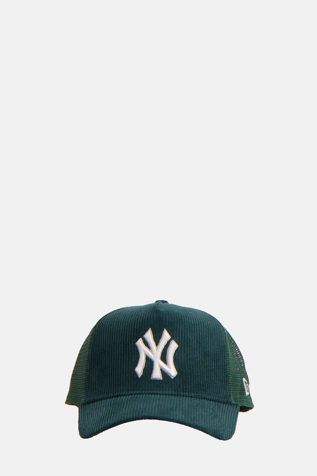 Casquette verte de NEW ERA, avec le logo des Yankees en blanc et en tissu corduroy.