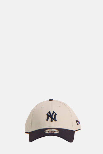 Chapeau de chien multicolore NEW ERA avec logo des Yankees sur l'avant.