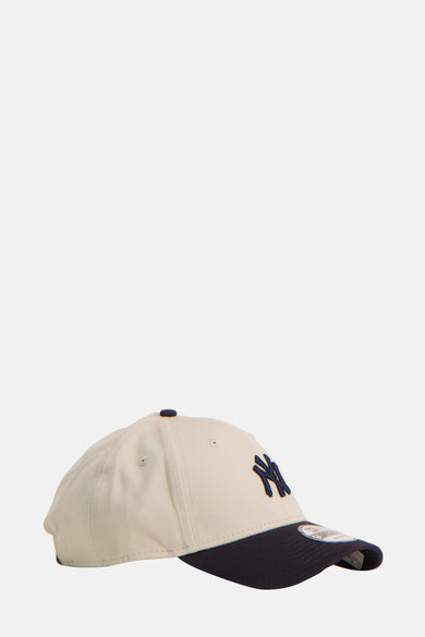 Casquette multicolore de NEW ERA, avec une visière bleue marine et un logo brodé sur le côté.