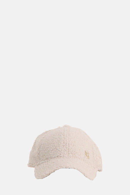 Chapeau écru de New Era avec des détails de logo brodés et une texture en fausse fourrure douce.