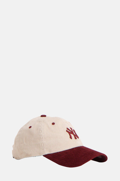 Chapeau multicolore NEW ERA, avec le logo New York Yankees brodé à l'avant.