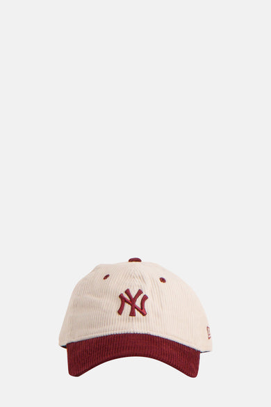 Casquette multicolore de NEW ERA, avec une visière bordeaux et un logo brodé.