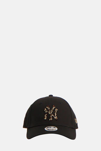 Chapeau noir de New Era, avec un imprimé léopard du logo New York Yankees sur l'avant.