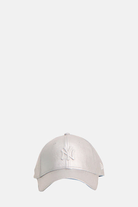Casquette en argent de New Era, avec un logo subtil sur l'avant.