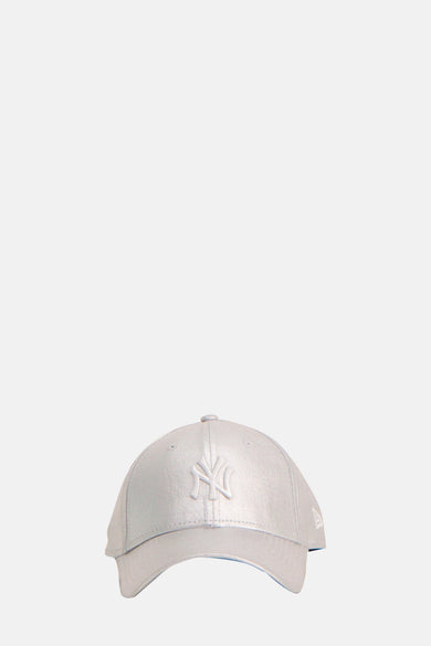 Casquette en argent de New Era, avec un logo subtil sur l'avant.