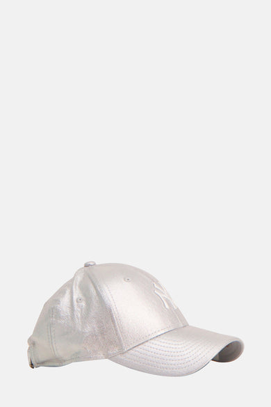 Casquette de couleur argentée de NEW ERA avec un logo brodé subtil à l'avant.