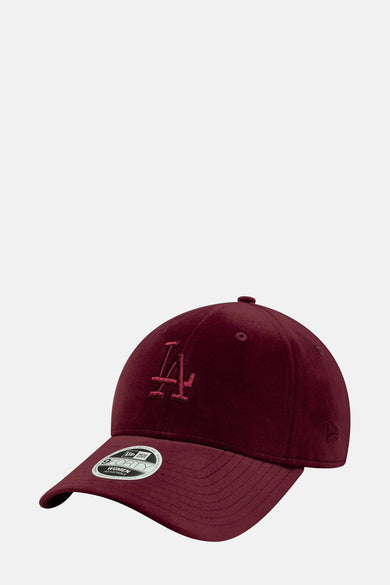 Casquette rouge de NEW ERA avec un logo 'LA' brodé sur l'avant.