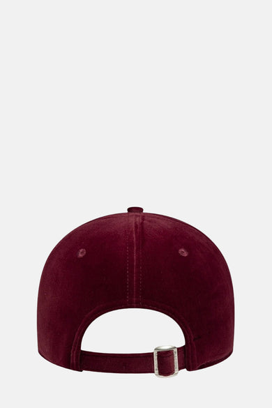 Casquette rouge de NEW ERA, vue arrière avec bande ajustable et fermoir métallique.