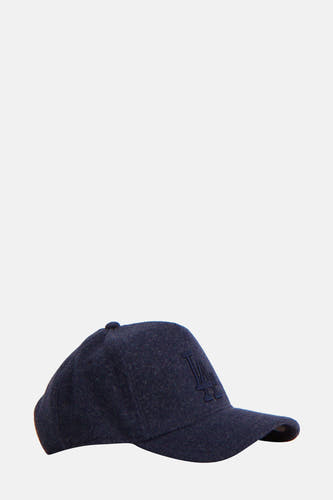 Casquette bleue de NEW ERA, avec un logo brodé à l'avant.