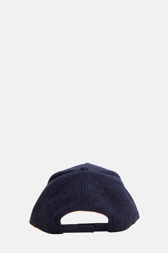 Casquette bleue de NEW ERA, vue par derrière avec une bande ajustable.