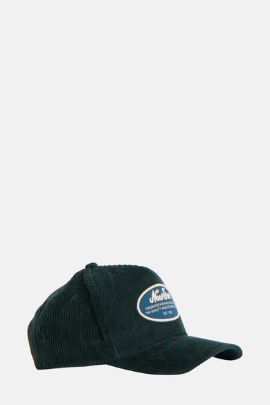 Casquette verte de NEW ERA avec texture corduroy et une patch logo vintage à l'avant.