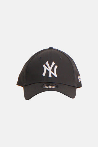 Casquette grise NEW ERA, vue de dos avec une fermeture réglable.