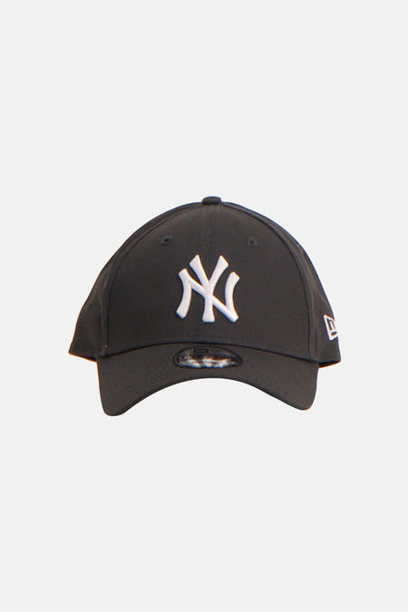 Grijze pet van New Era, met een geborduurde witte New York Yankees logo op de voorkant.