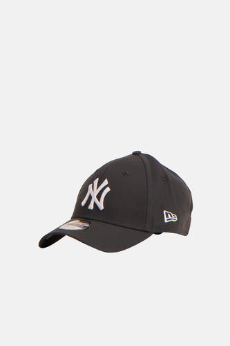 Casquette grise New Era, avec le logo des New York Yankees sur le devant.