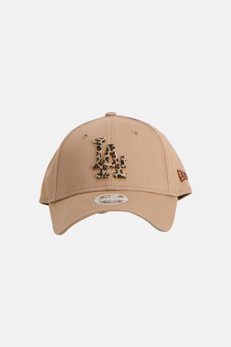 Beige pet van NEW ERA, met bruine luipaardprint op het LA-logo aan de voorkant.
