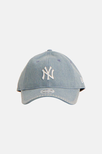 Casquette bleue de NEW ERA, avec un logo New York Yankees brodé.