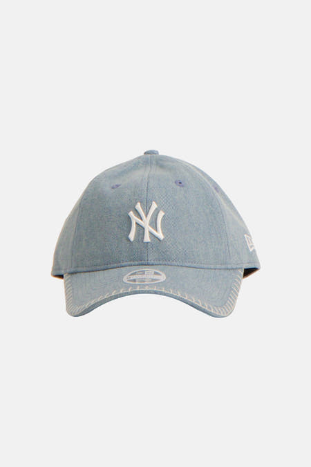 Blauwe pet van NEW ERA, met een geborduurd New York Yankees logo.
