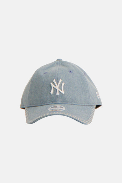 Casquette bleue de NEW ERA, avec un logo New York Yankees brodé.