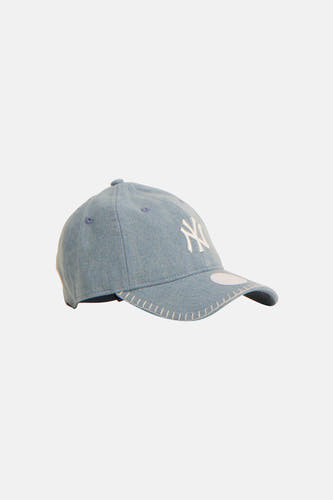Casquette bleue NEW ERA avec logo blanc brodé et surpiqûres décoratives sur la visière.