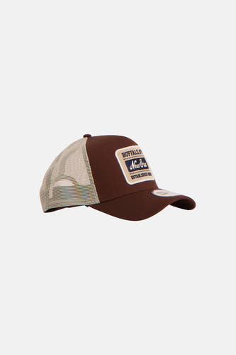 Casquette marron NEW ERA avec logo brodé sur le devant et arrière en maille beige.