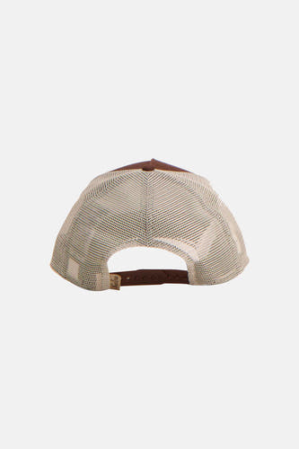 Casquette marron de NEW ERA, avec maille beige à l'arrière et sangle réglable.
