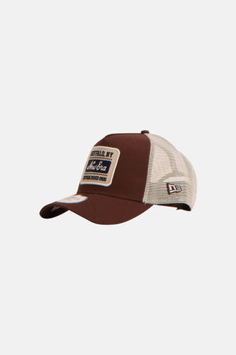 Casquette marron New Era, avec une partie arrière en mesh et un patch logo sur le devant.
