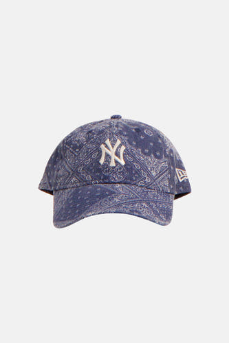 Casquette bleue New Era avec un motif cachemire et un logo brodé.