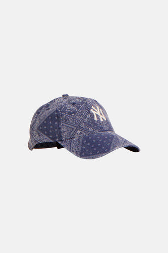 Casquette bleue New Era avec un motif cachemire et un logo New York Yankees brodé.