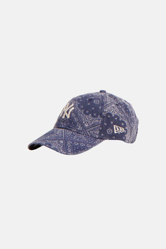 Casquette bleue NEW ERA avec motif cachemire et logo sur le devant.