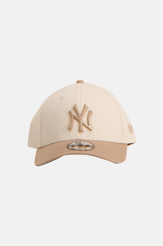 Casquette beige de New Era, avec une sangle réglable à l'arrière.