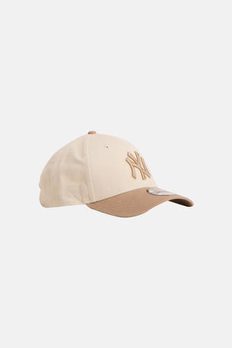 Casquette beige de New Era, avec le logo des New York Yankees brodé.