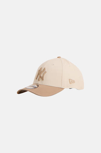 Casquette beige de NEW ERA avec logo de marque brodé, visière marron et fermeture réglable.