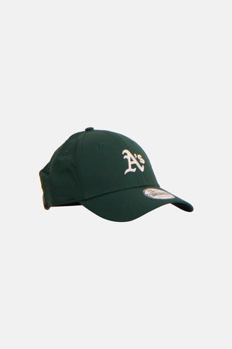 Casquette verte de New Era, avec un logo brodé à l'avant.