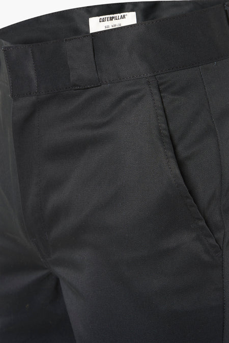 Chino noir de CATERPILLAR, avec des poches obliques et une subtile texture.