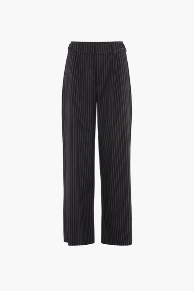 Pantalon gris de 24 couleurs, avec des rayures de craie verticales et des larges pinces, sur un fond blanc.