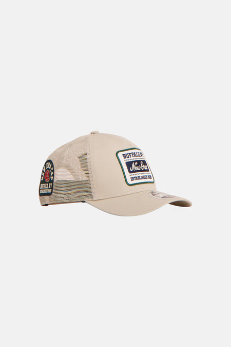 Beige truckerpet van NEW ERA met mesh achterkant en Buffalo NY patch, zijprofiel weergave