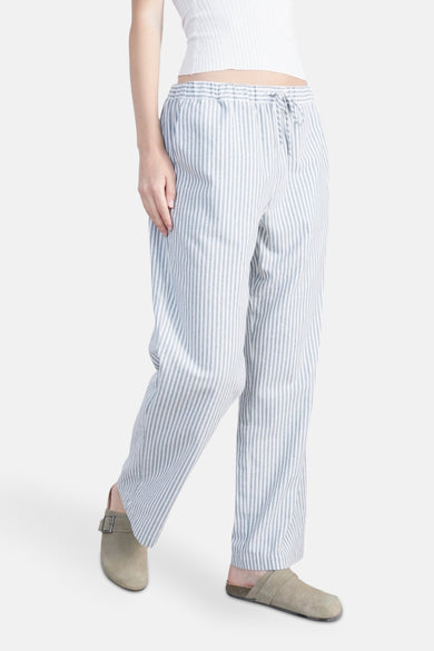 Pantalon rayé blanc de 24 couleurs, avec cordon et porté avec des mocassins en cuir suédois.