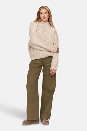 Pantalon vert de 24 Colors GMBH, avec des jambes larges et des chaussures brunes.