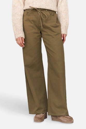 Jean vert de 24 couleurs avec cordon, combiné avec un pull tricoté et des chaussures en cuir de Suède.