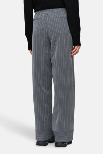 Pantalon gris à rayures de craie de 24 colours gmbh, vu de derrière avec des jambes larges et une ceinture élastique.
