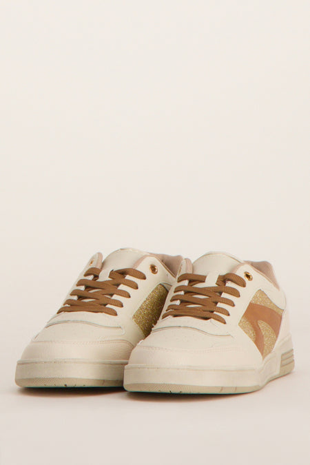 Sneakers beige de ZEB STYLE LAB, vue arrière avec des détails de texture et une semelle rayée.