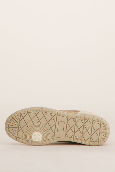Sneakers beige de ZEB STYLE LAB, avec une semelle profilée et un détail rectangulaire.