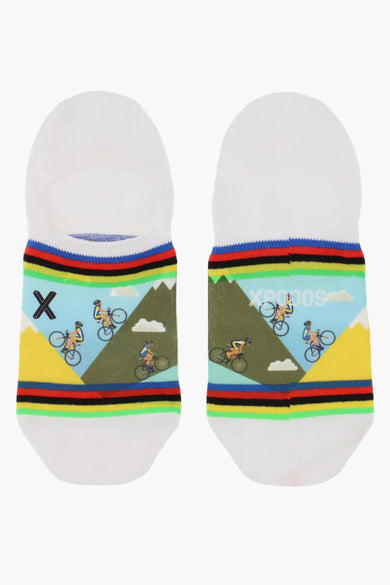 Chaussettes blanches avec imprimé coloré de montagnes et de cyclistes de XPOOOS, bords rayés et cyclistes en dessin animé