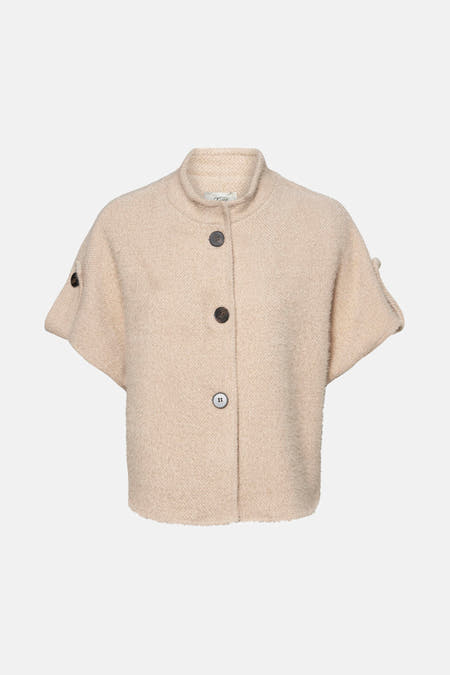 Veste beige Terra di Siena avec manches courtes et fermeture à boutons devant.