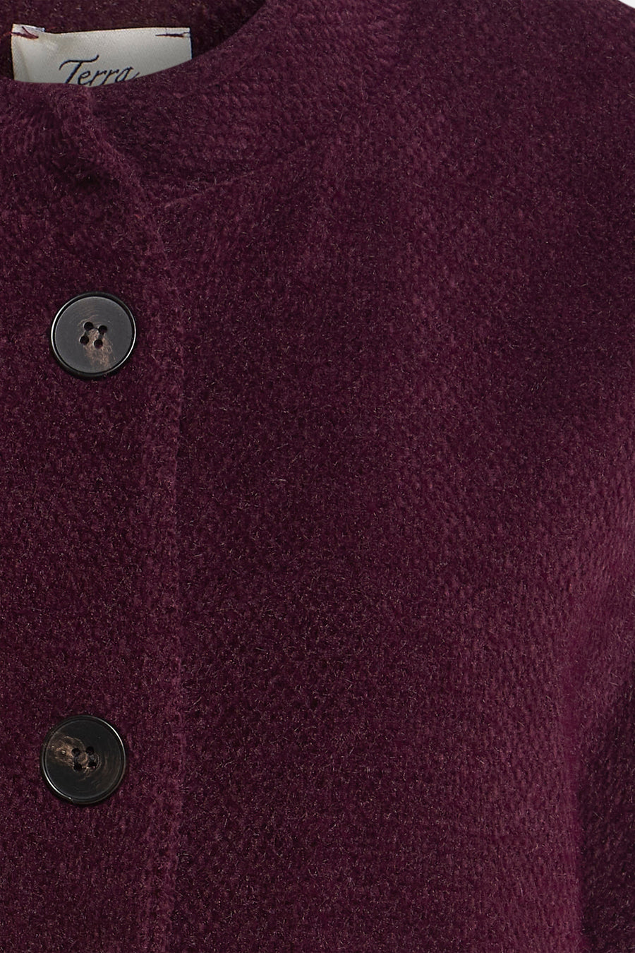 Veste de Bordeaux de Terra di Siena, avec des boutons sombres et une texture cotonneuse.