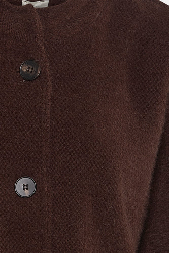 Bruin, wollen vest met knopen.
